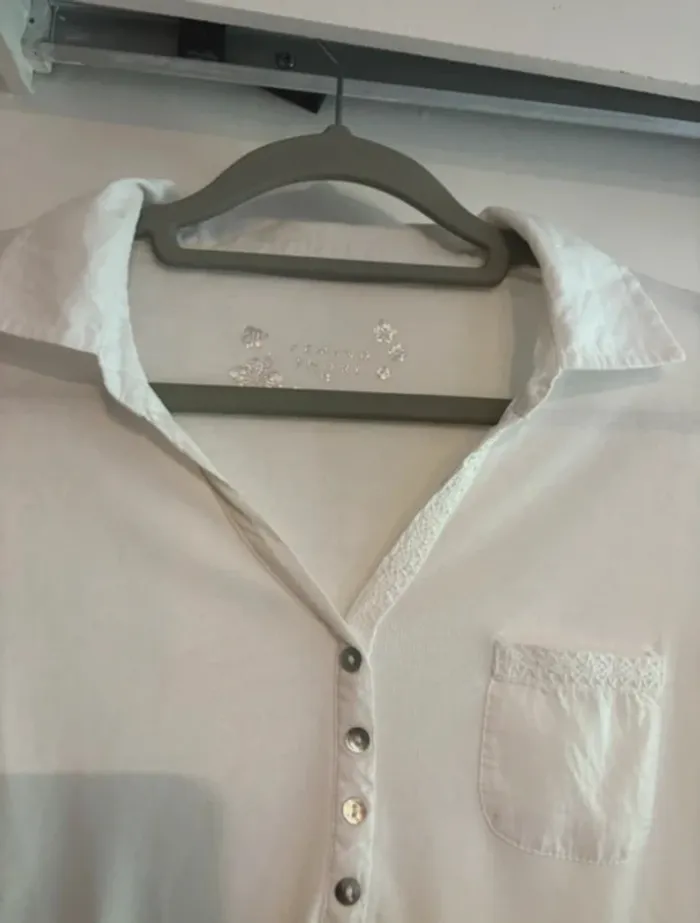 Polo blanc col V Armand Thiery T38 – détails dentelle - photo numéro 6