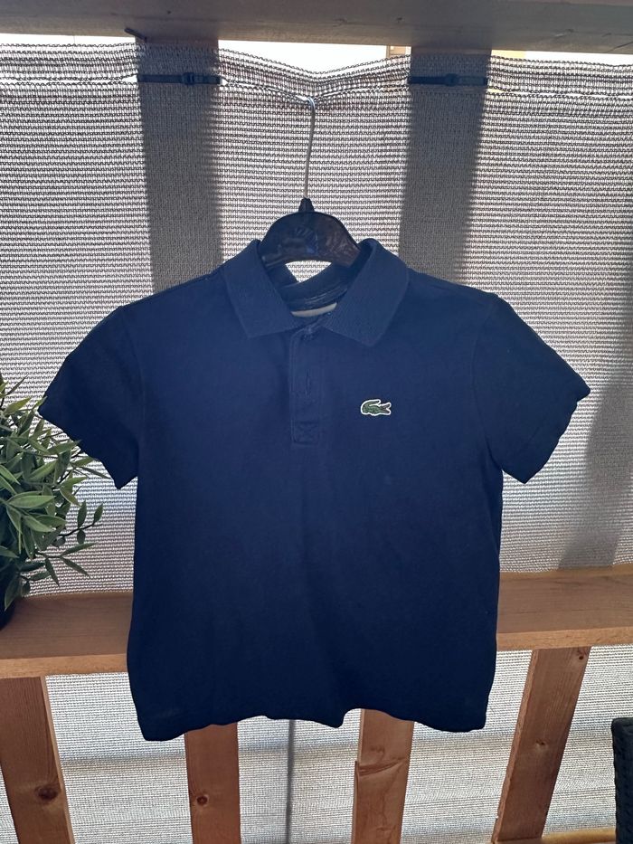 Polo Lacoste garçon en très bonne état.