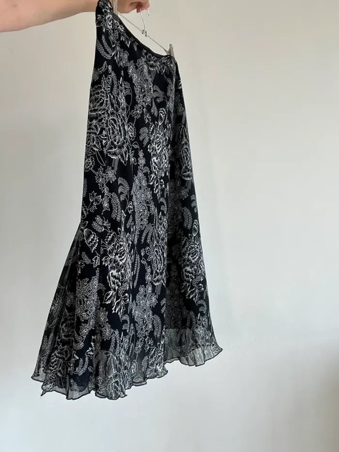 Jupe y2k à volants noire et blanche à motifs taille 42