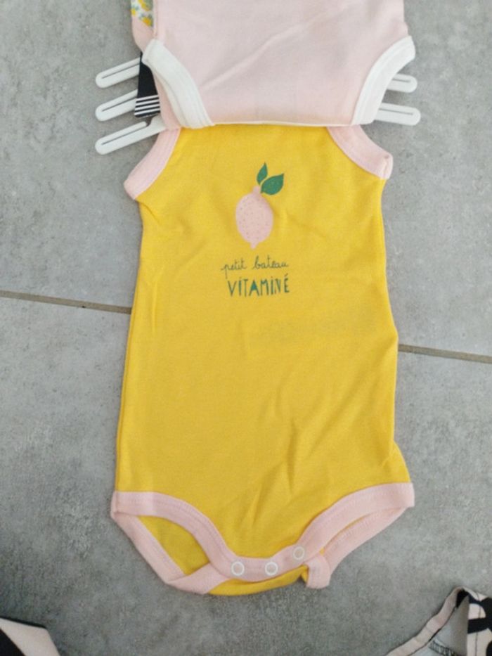 Lot de 3 bodys a bretelles pour fille. Taille 3 mois. Petit bateau NEUFS - photo numéro 3