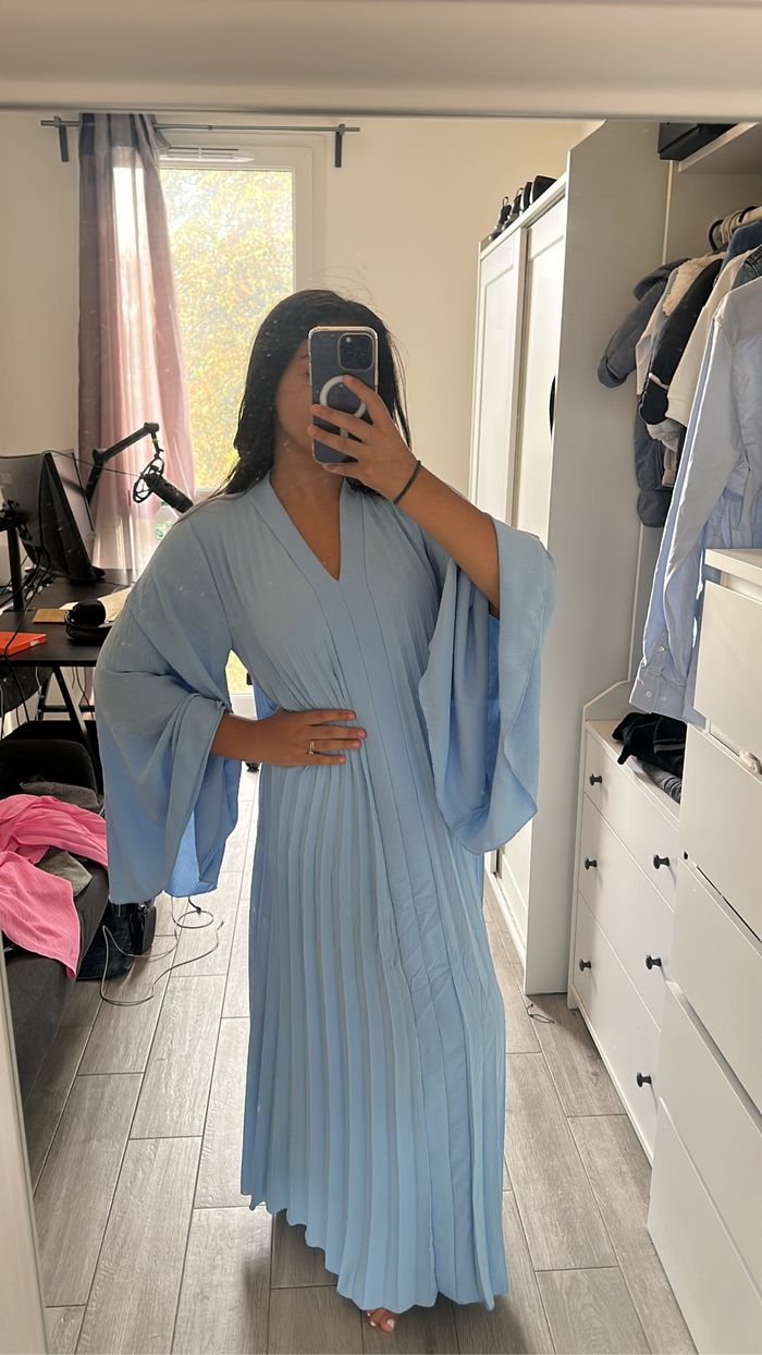 Robe bleue plissée style Dubaï