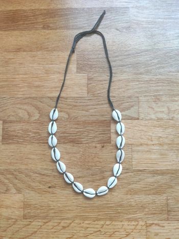 Collier coquillage lien noir