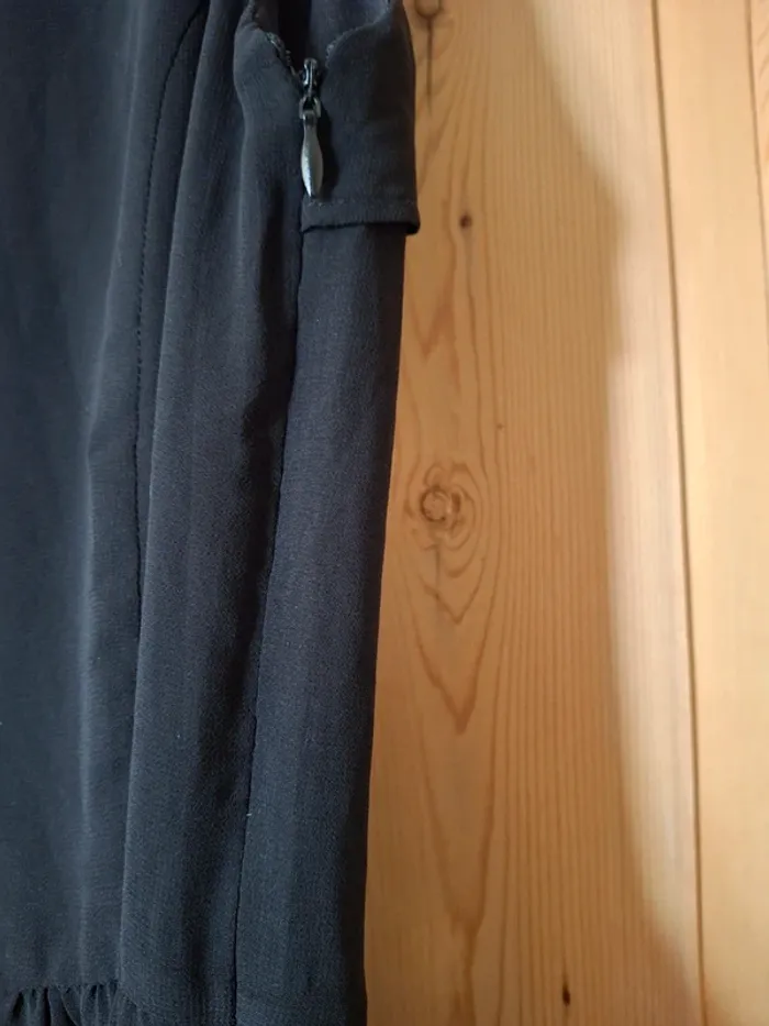 Petite robe noire avec ouverture dans le dos - photo numéro 2