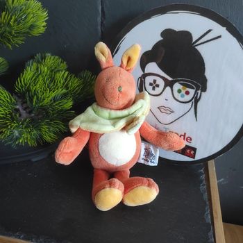 Doudou lapin orange cape feuille verte Moulin Roty kangourou peluche Jaune