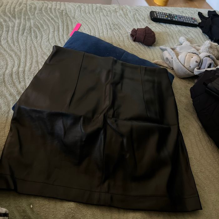 Vends mini jupe simili-cuir - photo numéro 2