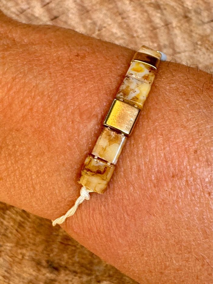Bracelet réglable cordon écru perles carrées écrues brunes dorées œil - photo numéro 6