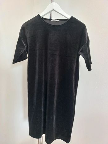 Robe en velours noir et paillettes dorées 12-13 ans