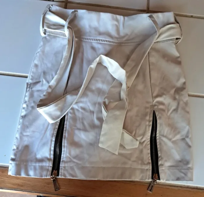 Jupe blanche simili cuir SHEIN – S avec ceinture
