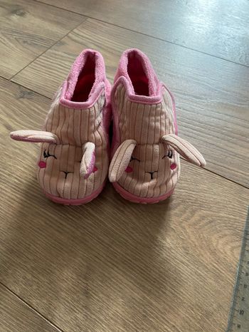 Chaussons lapins roses à scratch T23