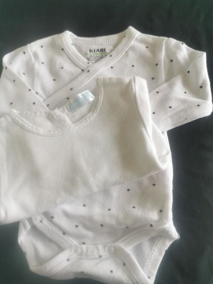 Lot body + brassière 0- 1 mois