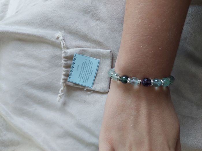 Bracelet en Fluorite naturelle avec breloques argentées - carte des propriétés -fait main - photo numéro 3