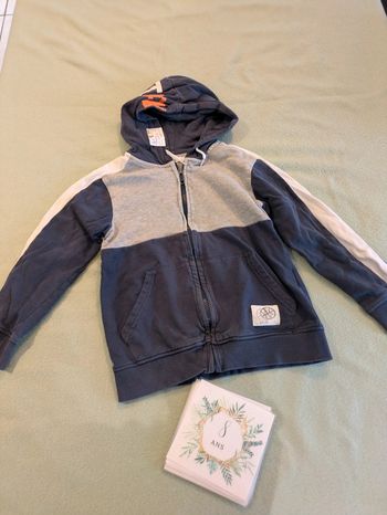 Gilet zippé a capuche 8 ans