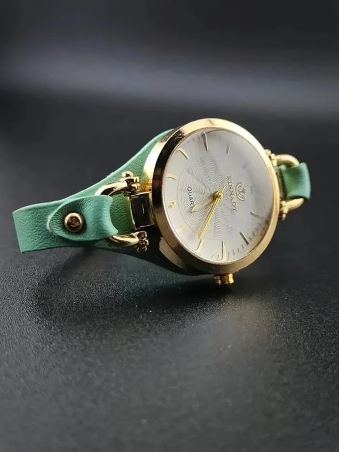 Montre verte menthe, dorée, élégante