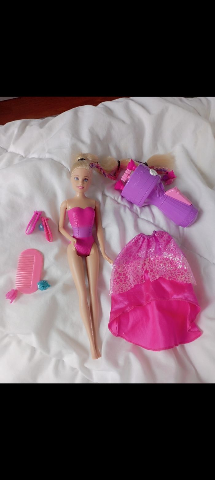 Barbie avec appareil pour tresser les cheveux 3€