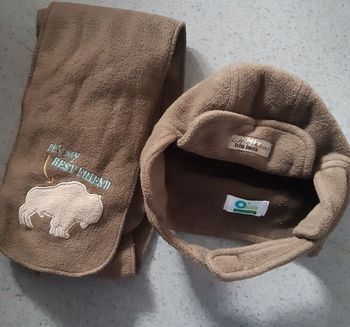 Lot écharpe , bonnet ( chapka)