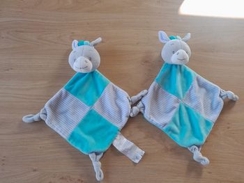 Lot 2 doudous zebres avec grelots au niveau de la tete