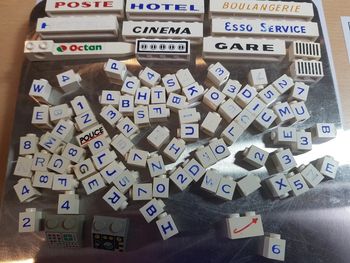 Vend lego avec lettre et nom sur une face .