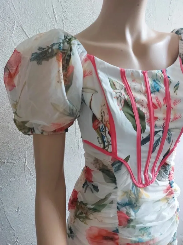 Robe à fleurs avec manches bouffantes - photo numéro 2