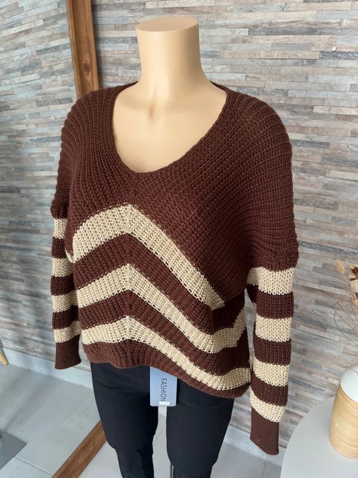 Pull col V marron et doré - photo numéro 3