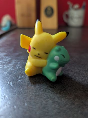 Figurine pikachu et son doudou 5 cm