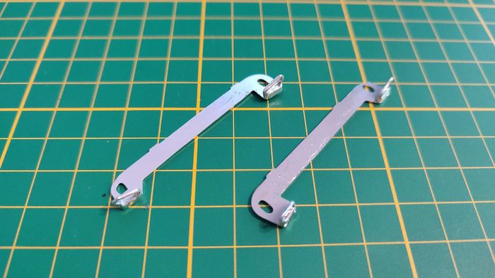 Lot x2 attaches capot avant pièce détachée miniature 1/18 Citroën traction 15cv 1952 Maisto #B36