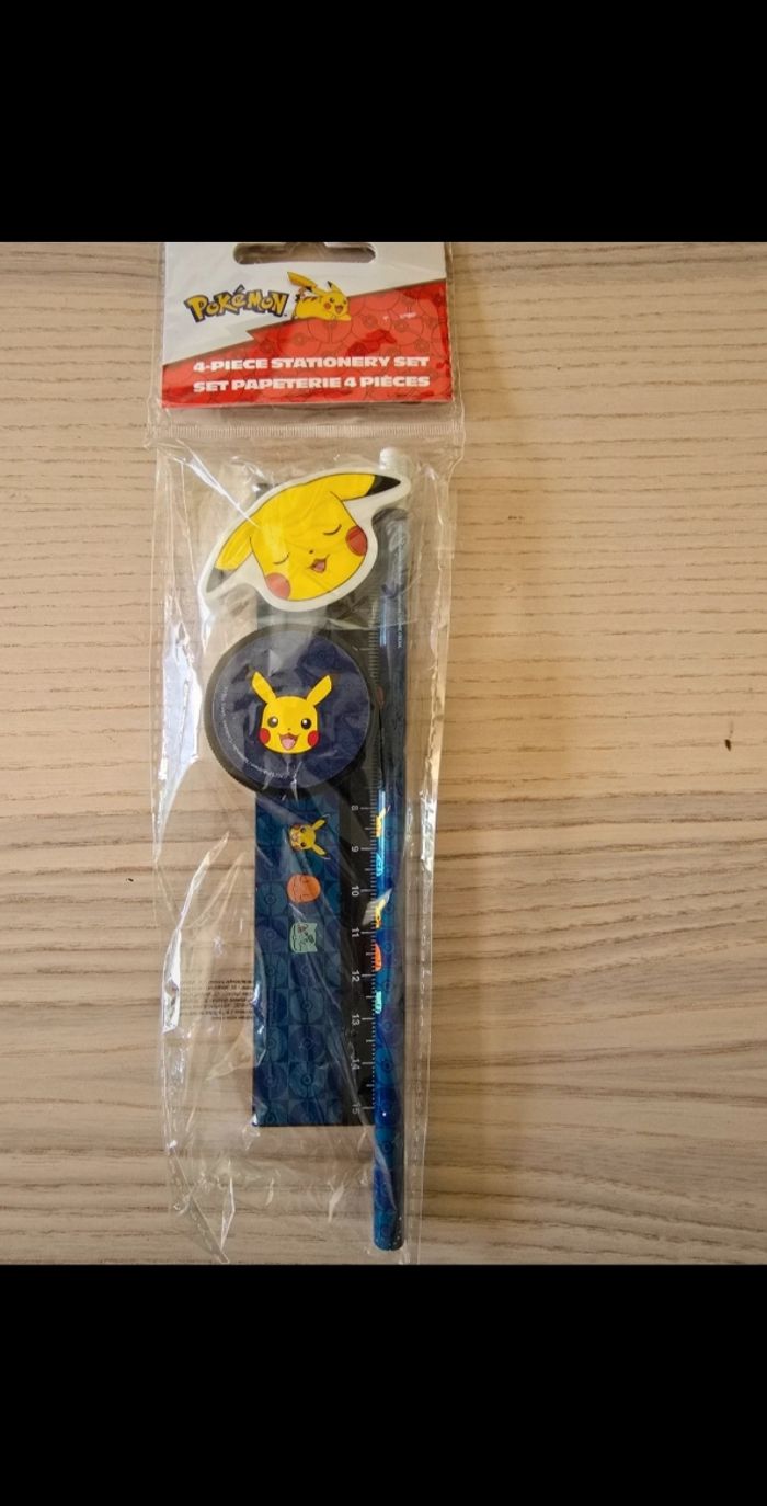 Lot fourniture pikachu