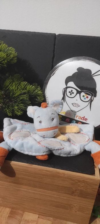 Kimbaloo Doudou Cheval Plat Rond Bleu Orange Jaune écharpe tâche ovale Gris