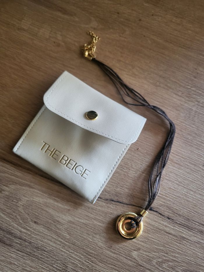 Collier avec pochette