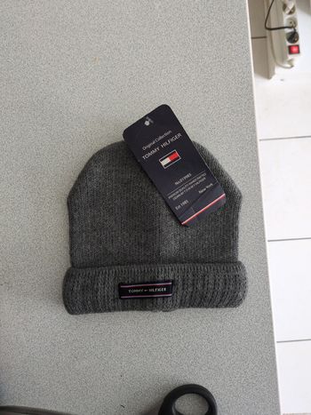 Bonnet gris Tommy Hilfiger enfant neuf avec étiquette