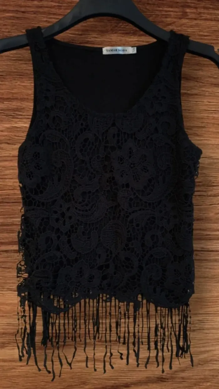 🌟 Top noir en dentelle avec franges - Taille S/M 🌟