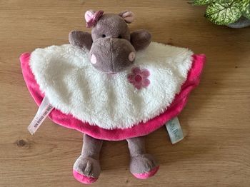 Doudou plat hippopotame Zoé blanc rose fleur baby nat