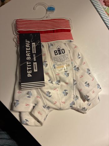 2 caleçons  taille six ans, petit bateau