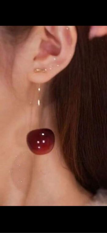 Boucle d’oreille cerise