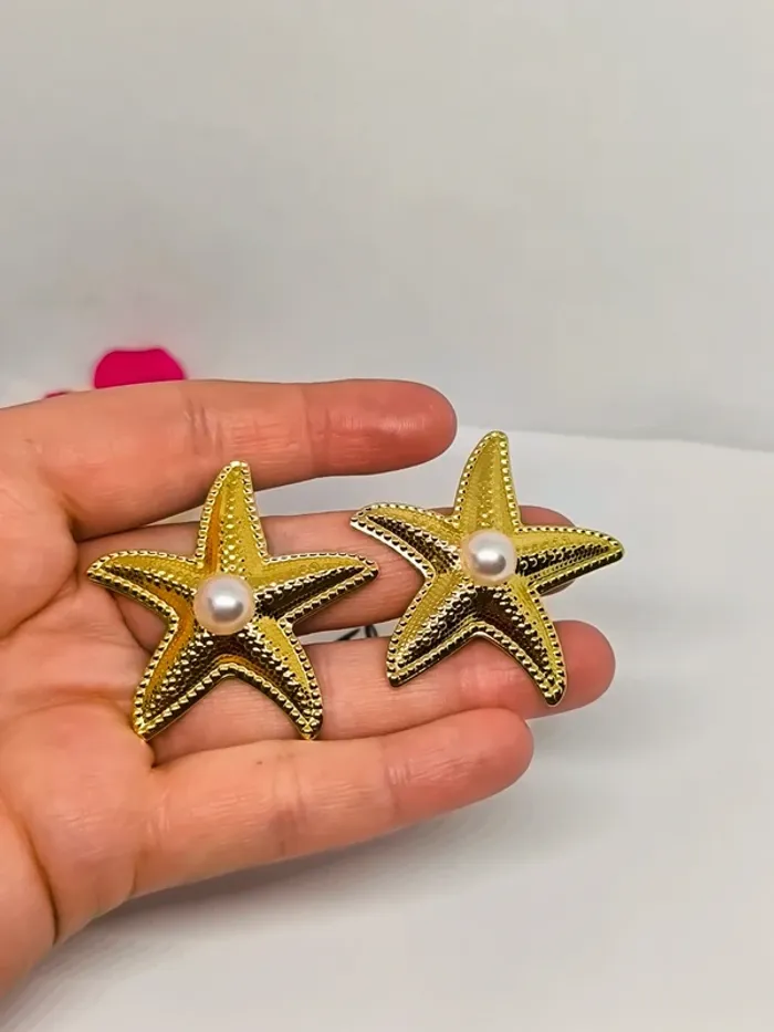 Boucles d'oreilles dorées étoile de mer avec perle blanche nacrée - photo numéro 3