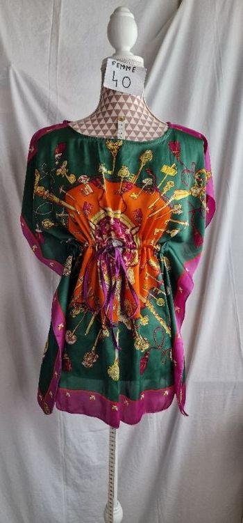Blouse, multicolore, satiné, en très très bon état, en viscose, longueur 69cm