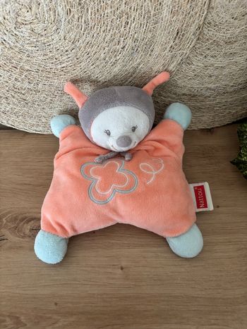 Doudou abeille orange saumon grelot nattou