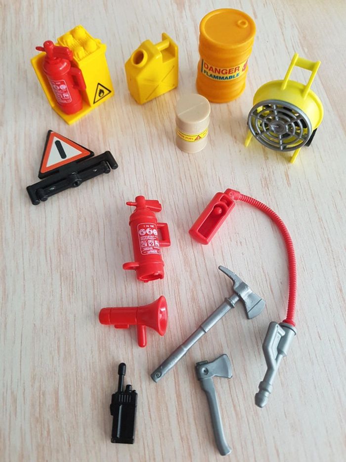 Pompiers, voiture d'intervention et secouriste Playmobil city action - photo numéro 16