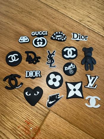 Lot 18 pin’s pour crocs 