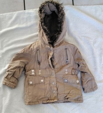 Manteau  à  capuche  ,beige  ,fermeture  et  pressions  ,poches  ,2 ans,  86cm