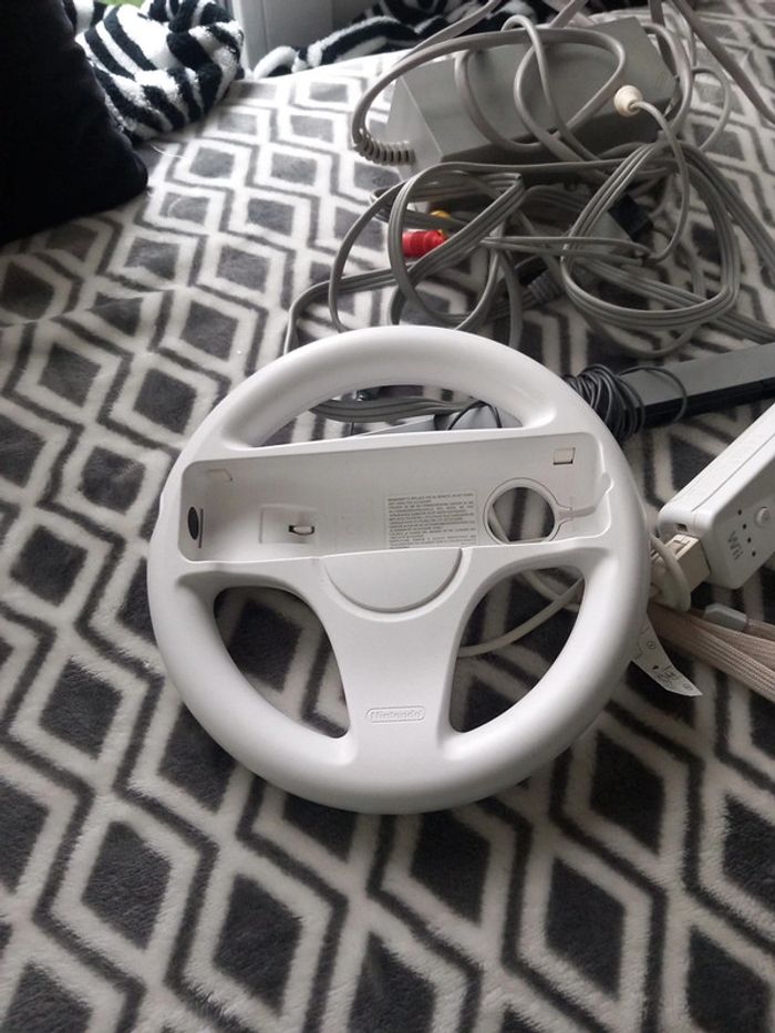 Wii blanche retroconpatible avec 3 jeux et câblage et volant - photo numéro 4