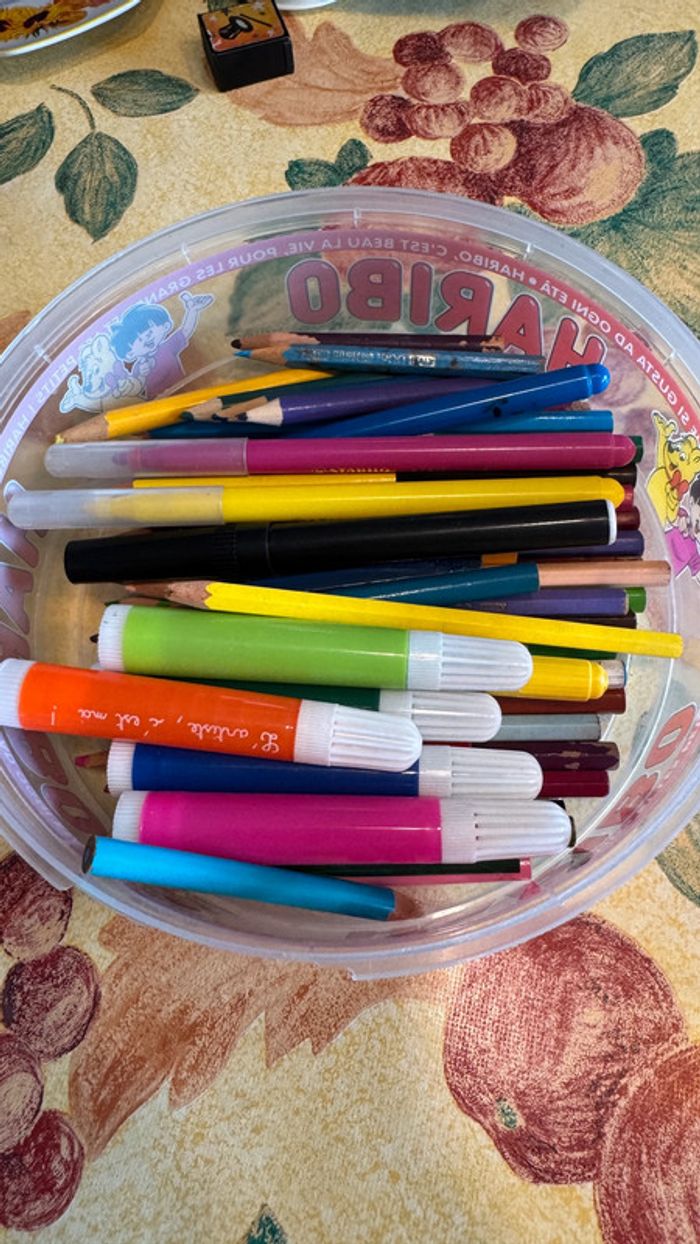 Ensemble avec environ 50 crayon de couleur, 10 feutres (boite haribo) - photo numéro 5