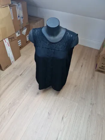 Magnifique chemisier sans manche noir taille XL