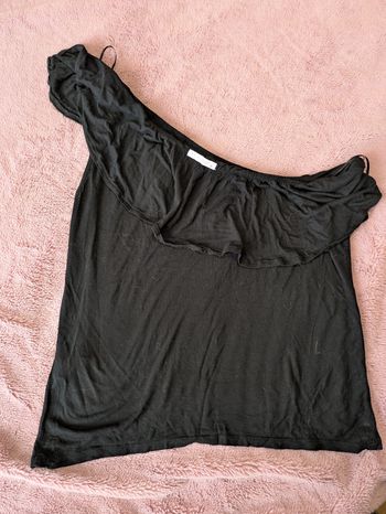 Joli haut avec une bretelle froufrous Gémo Taille 40 noir très bon état