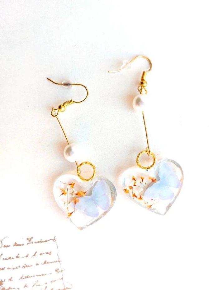 Magnifique paire de boucles d'oreilles pendantes papillon et fleurs oranges - photo numéro 3