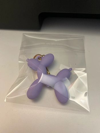 Porte clés chien ballon couleur lilas mat