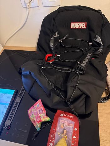 Sac à dos et figurine 