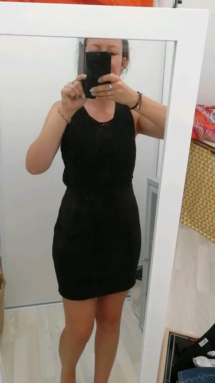 Robe moulante chic noire et dentelle