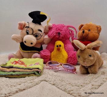 Lot peluches, marionnette et accessoires pour enfants ou animaux