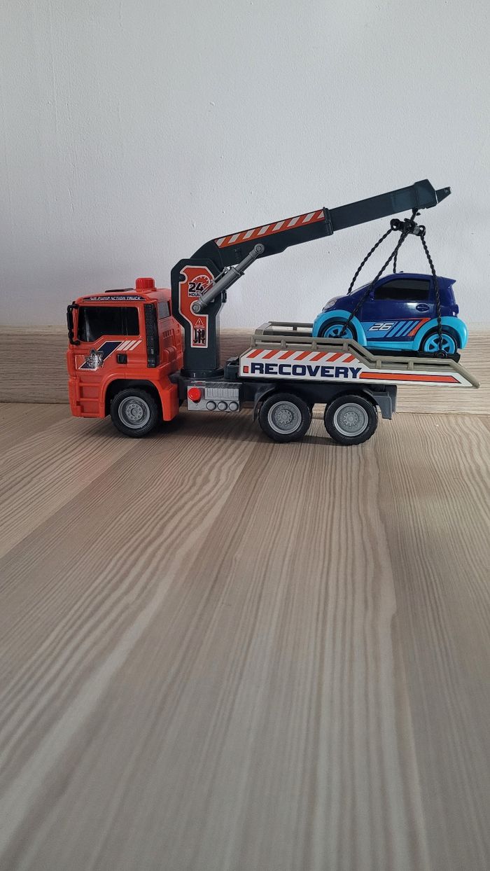 Camion remorqueur et sa voiture - photo numéro 4