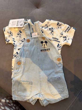 Ensemble Mickey, taille six mois de chez Kiabi